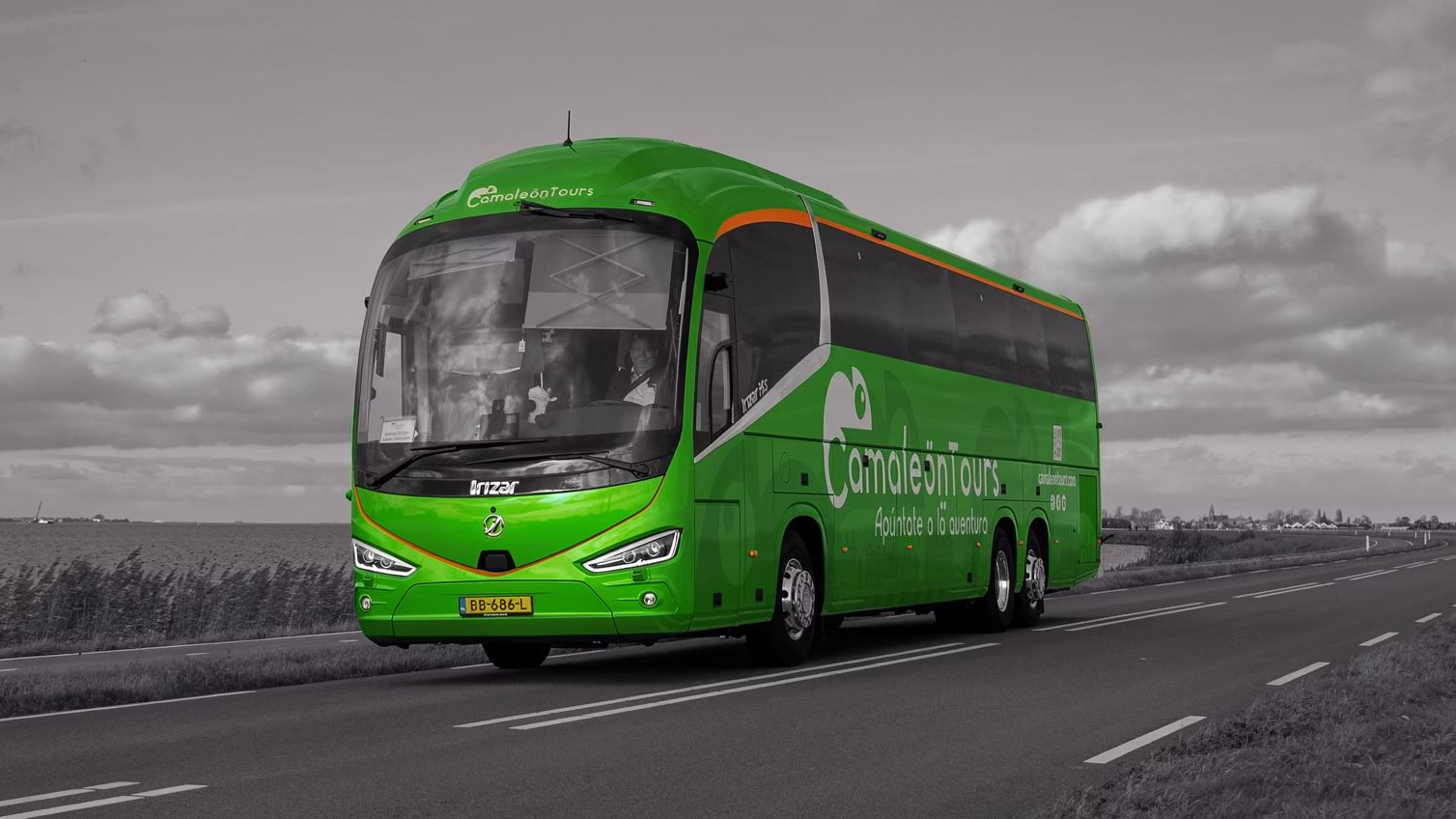 Camaleon Tours touringcar bij het IJ in Amsterdam, met Bimhuis en Mövenpick op de achtergrond
